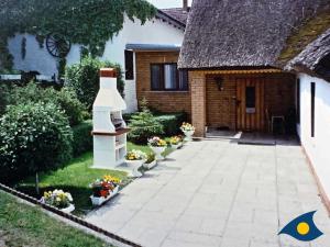 ein Haus mit einem Garten mit Blumen davor in der Unterkunft Haus Ückeritz Parterrewohnung in Ückeritz
