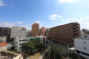 una vista de una ciudad con edificios altos en Tabinoteitaku Okinawa Naha, en Naha