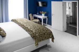Cama ou camas em um quarto em Haus Hotel & Pension Villa Laluna