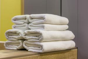 una pila di asciugamani seduta sopra un tavolo di Corvin's Crib a Cluj-Napoca Altre 21 foto