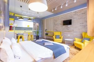 una camera con un grande letto e sedie gialle di Corvin's Crib a Cluj-Napoca