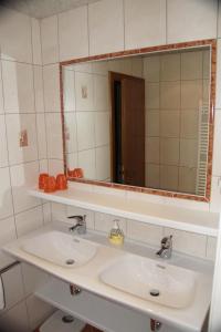 A bathroom at Apartment Rauch