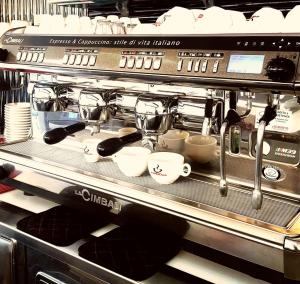 Set per la preparazione di tè e caffè presso Hotel Elys