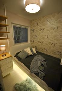 ブダペストにあるKrane Apartments Sasのベッドルーム(犬1匹がベッドに寝つきを持つ)