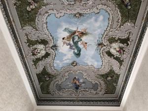 une peinture sur le plafond d'une pièce dans l'établissement Palazzo Favacchio - Patanè, à Scicli
