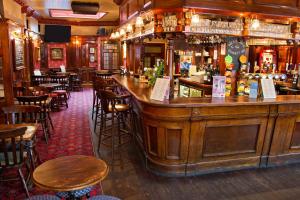 - un bar dans un pub avec des tables et des chaises en bois dans l'établissement The Market Inn, à Brighton et Hove