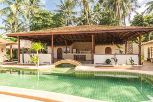Bazén v ubytování Baan Ya Kha exclusive Villa 5 bedrooms nebo v jeho okolí