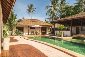 Bazén v ubytování Baan Ya Kha exclusive Villa 5 bedrooms nebo v jeho okolí