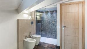 a bathroom with a toilet and a shower at Scicli Albergo Diffuso in Scicli