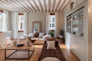 salon z kanapą i stołem w obiekcie Bridge of Sighs Luxurious Apartment w Wenecji