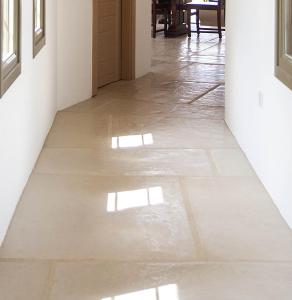 un pasillo con suelo de baldosa y 3 luces. en Villa Penelope - Marathopoli, en Marathopolis