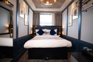 ein Schlafzimmer mit einem großen Bett mit blauen Wänden in der Unterkunft Blackbird in London
