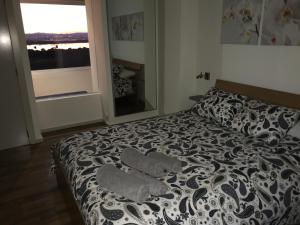 een slaapkamer met een bed met 2 kussens erop bij Gran Apartamento, un lujo en playa El Saler - Valencia in El Saler