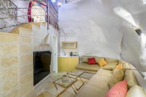 sala de estar con sofá y chimenea en Western Wall Luxury House - Avraham, en Jerusalén