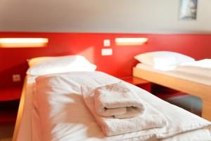 Letto o letti in una camera di Jugendgästehaus Brigittenau &Brigittenau Youth Palace