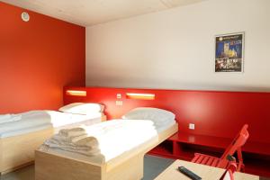 Letto o letti in una camera di Jugendgästehaus Brigittenau &Brigittenau Youth Palace