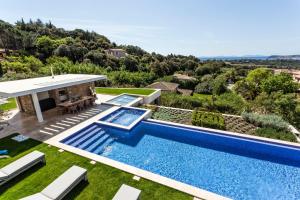 una villa con piscina e giardino di Villa Colibri a La Croix-Valmer