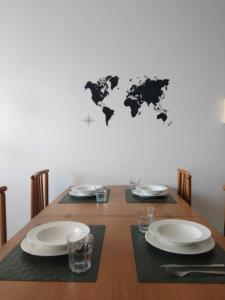 una mesa con un mapa mundial en la pared en Le Torri, en Bérgamo
