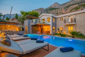 Piscina de la sau aproape de Villa De Linda - Makarska Exklusiv