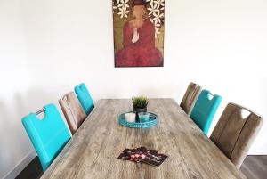 a dining room table with chairs and a painting at Work & Stay in Bedburg-Hau II in Louisendorf