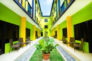 un pasillo de un edificio con paredes verdes y amarillas en PrimeBiz Hotel Karawang, en Cikampek