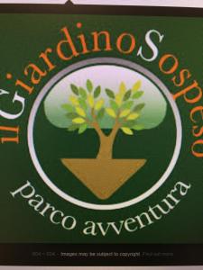 un panneau vert avec un arbre au centre dans l'établissement Casa Corbinelli, à Canneto