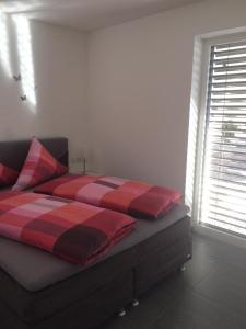 プルツにあるApart Karinのベッドルーム1室(赤とピンクの枕が備わるベッド1台付)