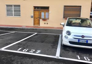 フィレンツェにあるA Different Side of Florenceの駐車場に駐車した白車