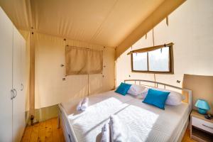 Posteľ alebo postele v izbe v ubytovaní Krk glamping village + 18 fotografií