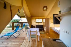 Televízia a/alebo spoločenská miestnosť v ubytovaní Krk glamping village