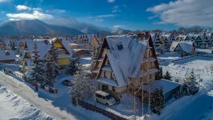 widok z góry na wioskę w śniegu w obiekcie Willa Wojnarówka w Zakopanem