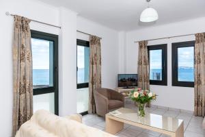 TV a/nebo společenská místnost v ubytování Sunrise Beachfront Apartment