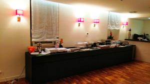 Torrione Hotel的厨房或小厨房