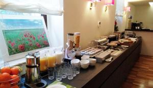 een buffet met eten en drinken op een tafel bij Torrione Hotel in Reggio di Calabria