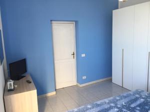 MongioveにあるApartment Xeniaの青い壁と白いドアが特徴のベッドルーム1室