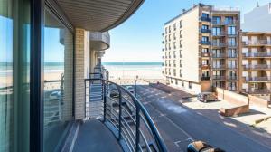 balkon w budynku z widokiem na plażę w obiekcie Résidence Jersey (app. 201) w mieście Koksijde
