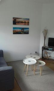 ein Wohnzimmer mit zwei Tischen und einer Couch in der Unterkunft BeachCity Guesthouse in Lagos + 5 Fotos