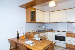 Kuchyň nebo kuchyňský kout v ubytování Sunrise Beachfront Apartment
