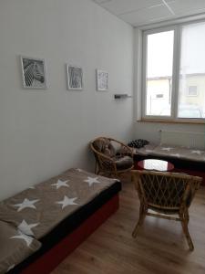 um quarto com uma cama, uma secretária e uma janela em Ubytovanie Queen em Nováky