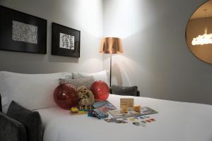 Postel nebo postele na pokoji v ubytování Hôtel Cardinal Bordeaux Centre