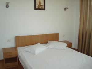 Postel nebo postele na pokoji v ubytování Pensiunea Doneli