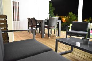 Area soggiorno di T2 classé 4 étoiles avec jardin, piscine, vue mer à Saint-Gilles-les-Bains