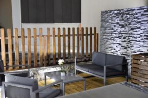 Area soggiorno di T2 classé 4 étoiles avec jardin, piscine, vue mer à Saint-Gilles-les-Bains