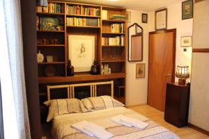 sypialnia z łóżkiem i półką na książki w obiekcie Chalet Heidi BKK w mieście Bad Kleinkirchheim