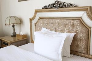 Postel nebo postele na pokoji v ubytování Visak Hotel