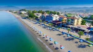 - une vue aérienne sur une plage avec des parasols et des bâtiments dans l'établissement george's boutique hotel, à Fethiye