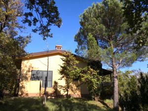 una casa con degli alberi di fronte di La tana del riccio a San Sisto dei Valdesi