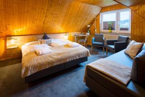 1 Schlafzimmer mit 2 Betten, einem Tisch und Stühlen in der Unterkunft Pension Domblick in Wetzlar