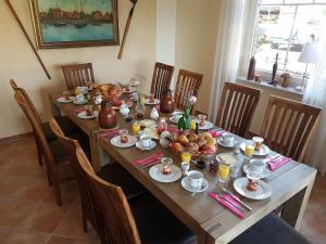 una mesa de madera con comida encima en Hausnordlicht Dachspitze, en Dornumergrode