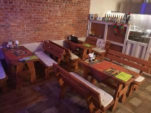 an overhead view of a restaurant with wooden tables and benches at Dom Wczasowy Mariza DOMKI LETNISKOWE in Czaplinek